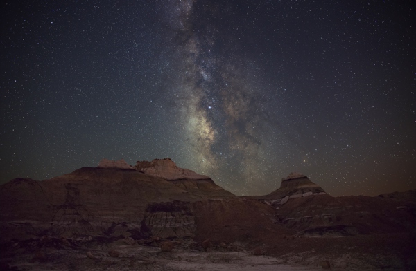 The milky way behind a ridgeline