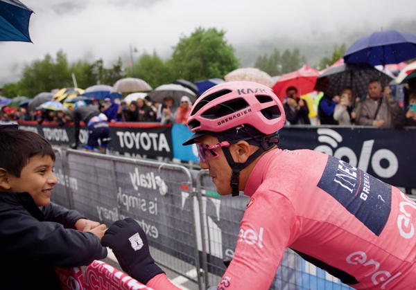 Richard Carapaz greeting his son before the start of a stage of the 2022 Giro d'Italia
